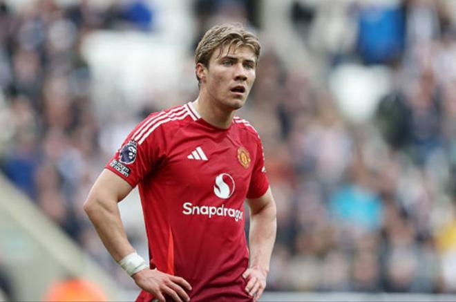 球天下官网-英媒：滕哈赫无意引进霍伊伦，已承诺希克新赛季坐稳主力中锋位置